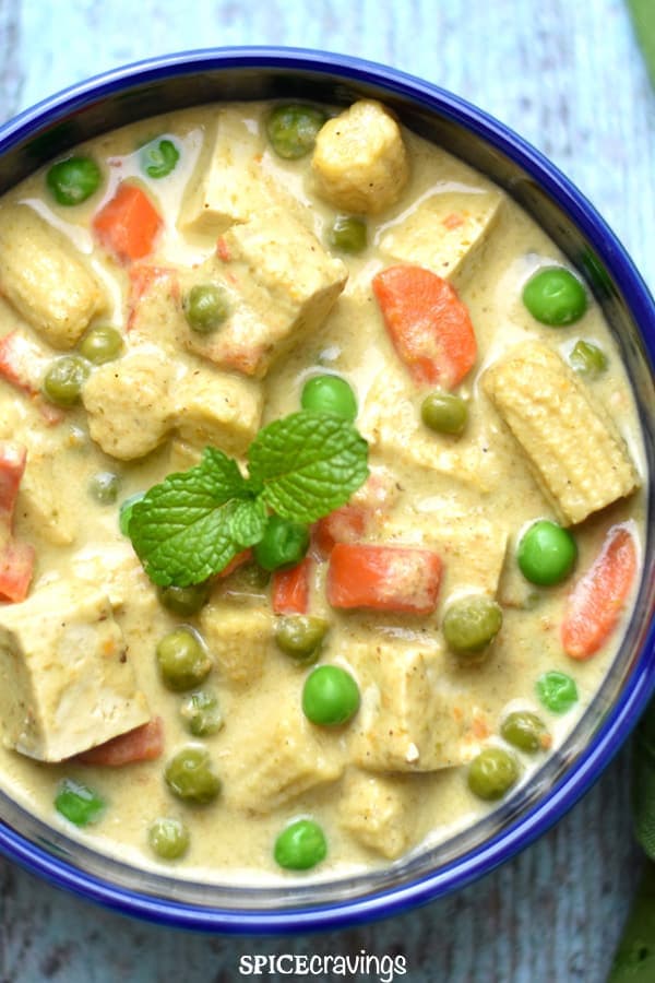 Thai green curry with carrots, tofu, peas and babycorn
