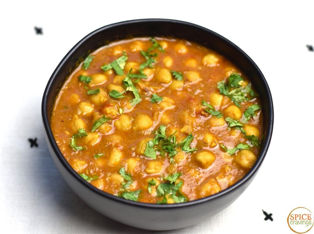 Chickpeas cooked in a tomato onion gravy, seasoned with Indian spices