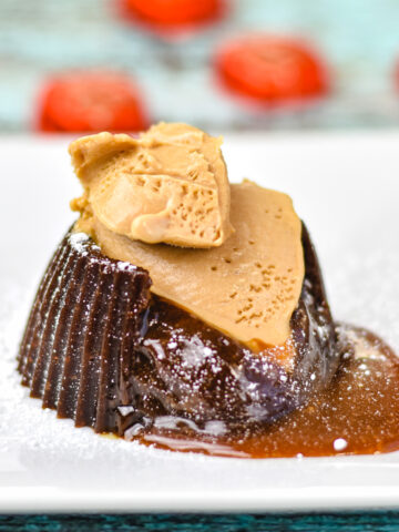 Salted Caramel Molten Lava Cakes by Spice Cravings, are the ultimate indulgence in my home. Rich dark chocolate, blended with salted caramel, topped with salted caramel ice-cream, it is a match made in dessert-heaven. This recipe uses pressure cooking in an instant pot to bake the cakes. #cooking #food #recipe #recipes #foodphotography #foodblogger #yummy #delicious #foodie