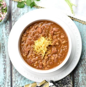 Instant Pot Chicken Chili, By Spice Cravings. This is a spicy, tasty, quick 'n' easy, and healthier chicken chili recipe. Made with ground chicken, taco seasoning and creamy pinto beans, you'll love this protein and fiber packed warm bowl of goodness, on a cold, winter night too. #food #foodie #foodblogger #delicious #recipe #instantpot #recipes #easyrecipe #cuisine #30minutemeal #instagood #foodphotography #tasty