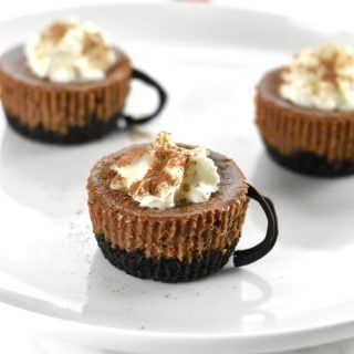 Cut little cheesecakes with hot cocoa flavor, with edible chocolate handles