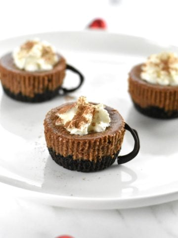 Cut little cheesecakes with hot cocoa flavor, with edible chocolate handles