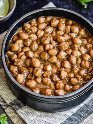 easy dark brown curry with chickpeas in black bowl