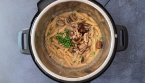 creamy pasta with mushrooms and green peas in instant pot