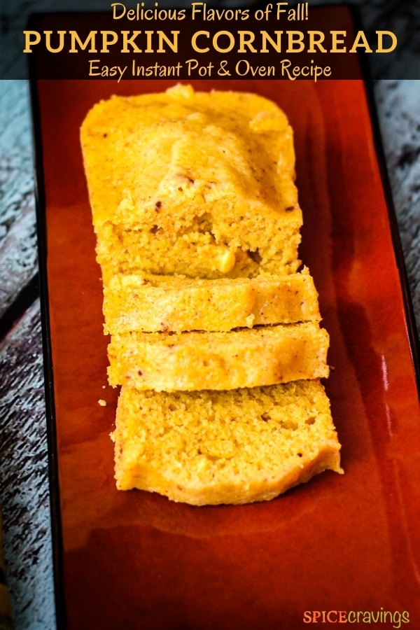 pan de maíz de calabaza en rodajas en bandeja