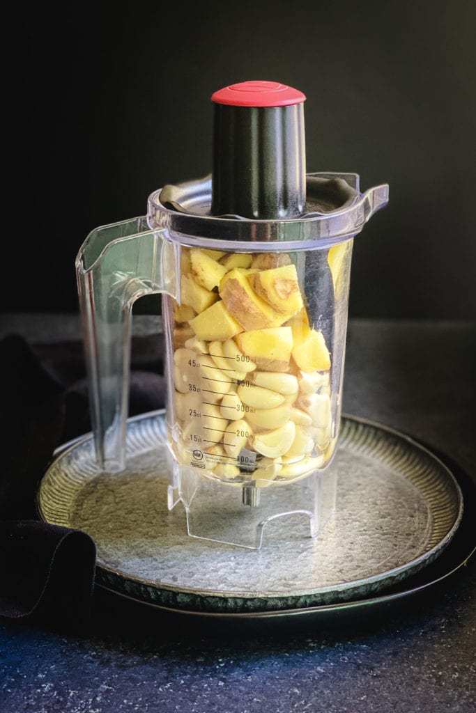 Blender jar with chunks of ginger and garlic