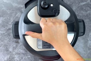 Closing the lid of the pressure cooker