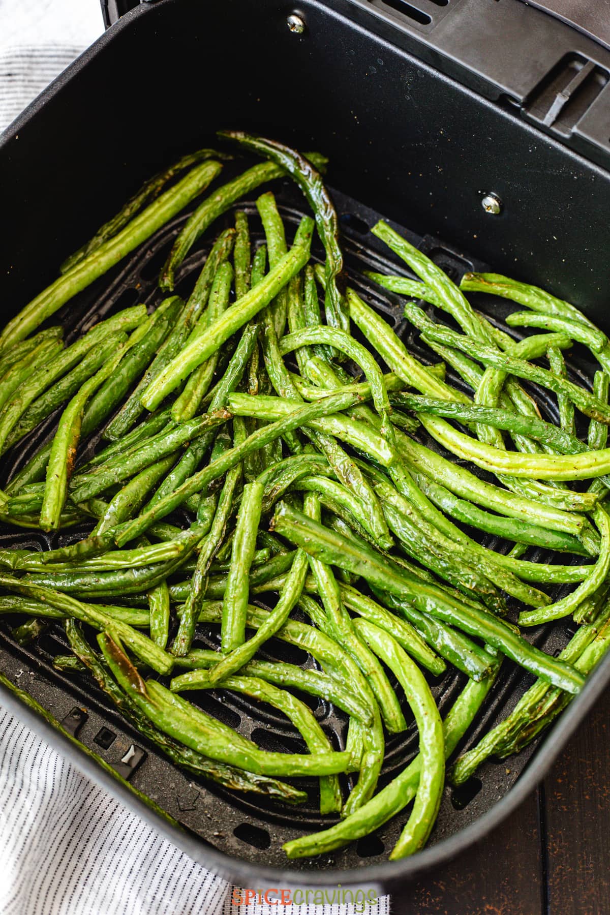 roasted green beans in air fryer basket